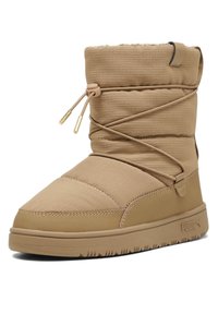 Beige ankelstøvle med tekstureret stof, elastisk snøre og gummisål. Har et syet design og et diskret logo på siden.
