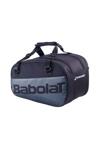 Bolsa deportiva negra y gris con dobles asas, cierre de cremallera y gran logo "Babolat" en el lateral. Presenta una textura de tela suave.