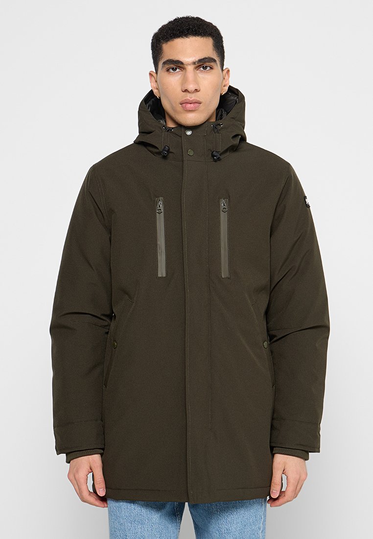 Parka olive en vert avec une fermeture éclair à l'avant, deux poches poitrine, capuche ajustable et un design décontracté. Texture de tissu lisse.