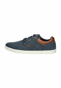 Sneakers in denim con tomaia in tessuto blu scuro, dettagli in pelle marrone al tallone, suola in gomma bianca e design con lacci standard.