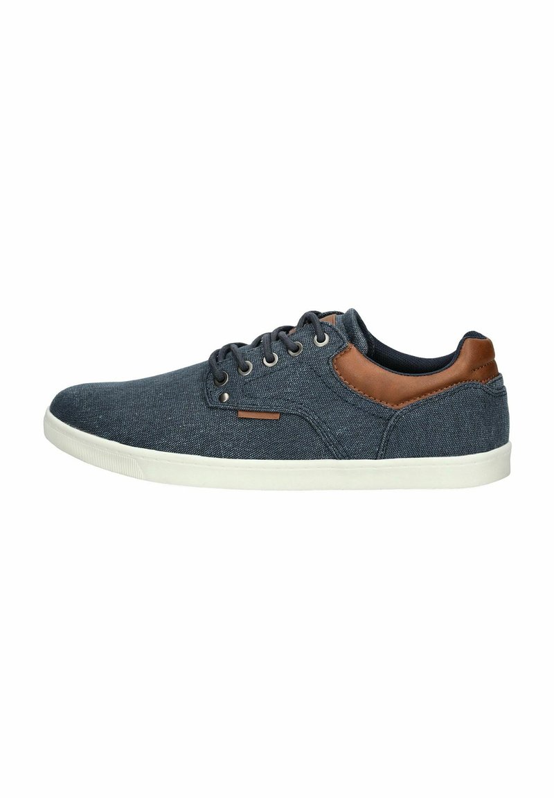 Sneakers in denim con tomaia in tessuto blu scuro, dettagli in pelle marrone al tallone, suola in gomma bianca e design con lacci standard.