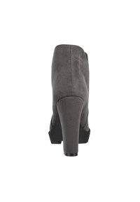Stivaletti alla caviglia grigi in suede con tacco alto, caratterizzati da una texture liscia e una punta arrotondata. Il retro ha un design pulito, con accenti minimi.