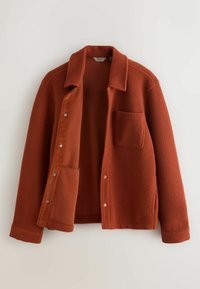 Jakna iz flisa rjave barve z teksturo, ovratnikom, sprednjim žepom in pritisnimi gumbi. Notranja podloga je gladka in dopolnjena z mehkim zaključkom.