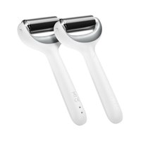 Två ansiktsrullar med huvuden i silverfärgad rostfritt stål, vita ergonomiska handtag och texturerade rullytor. Kompakt design för enkel användning.