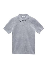 Polo gris à manches courtes en tissu texturé, avec un col classique et une patte de boutonnage à trois boutons. Aucun motif ni accent visible.