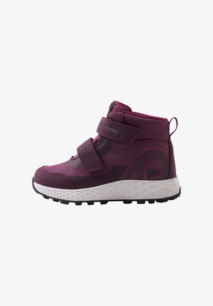 Lila Mid-Top Sneaker mit zwei Klettverschlüssen, strukturierten Überzügen, verstärkter Zehenpartie und weißer Gummisohle mit schwarzem Profil.