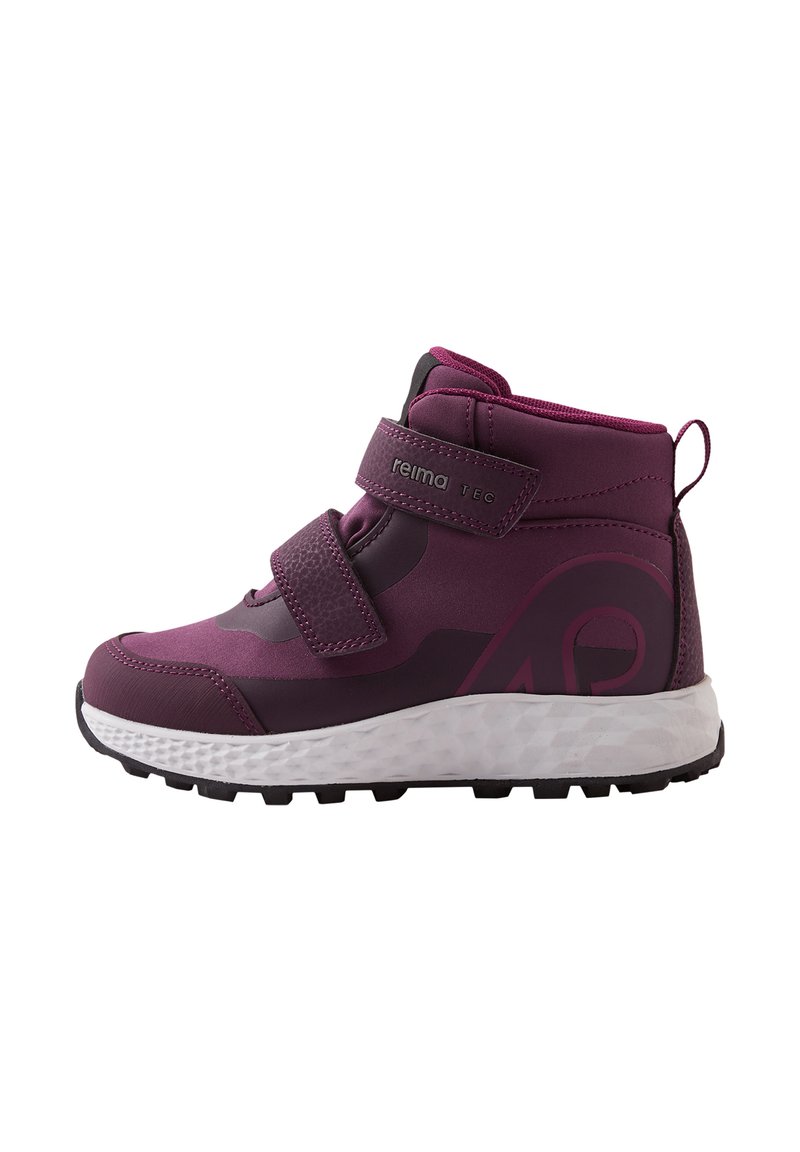 Fioletowe sneakersy typu mid-top z dwoma paskami na rzep, teksturowanymi nałożeniami, wzmocnionym noskiem oraz białą gumową podeszwą z czarnym bieżnikiem.