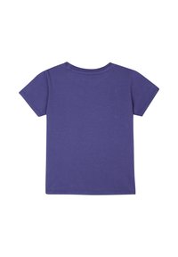 Fioletowa koszulka z krótkim rękawem i okrągłym dekoltem, wykonana z gładkiego materiału. Prosty design, bez logo ani wzorów, z czystymi detalami szwów.