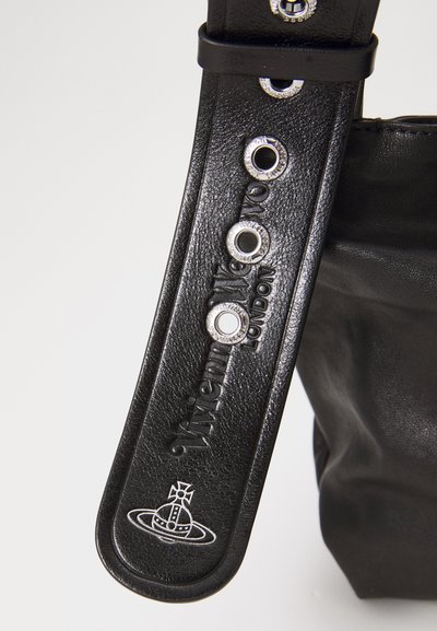 Musta nahkainen laukku hihna, jossa on kohokuvioitu teksti "Vivienne Westwood London." Varustettu hopeisilla niiteillä ja graafisella logoilla, jossa on planeetta ja kruunu.