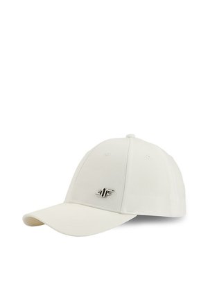 Biała czapka bejsbolowa z wygiętym daszkiem i srebrnym logo „"4F"” z przodu, przedstawiona na gładkim białym tle.