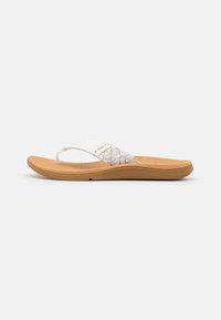 Hvite flip-flop sandaler med et bladmønster på stroppen, brun gummisåle og teksturert fotseng, med en tåpostdesign for enkel bruk.