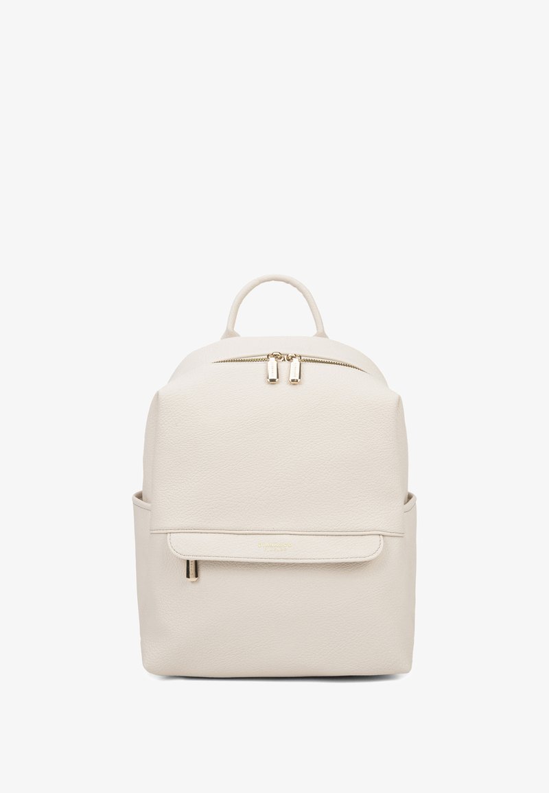 Zaino in pelle crema con parte superiore arrotondata, chiusura a zip, tasca davanti e manico ad anello. Presenta una superficie testurizzata e dettagli in metallo dorato.