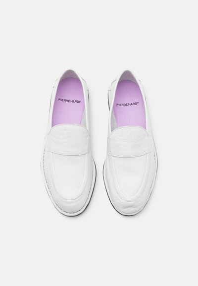 Valged nahast loafers, millel on sile pind, ümar nina ja peened õmblused. Sisetallad on kontrastse helesinise värviga.