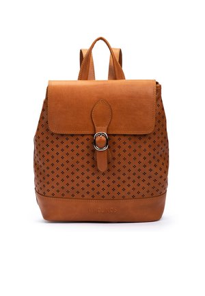 Mochila de cuero marrón con patrón perforado, cierre de solapa con hebilla metálica y correas dobles para los hombros, con la marca "Pikolinos" en la base.