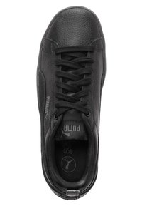 Černé tenisky vyrobené z texturované kůže, s černými tkaničkami, polstrovaným jazykem a logem na boku. Interiér má měkké polstrování.