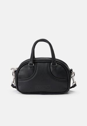 Μαύρη δερμάτινη τσάντα με διπλές λαβές, κλείσιμο με φερμουάρ και αποσπώμενος ιμάντας ώμου. Διαθέτει καμπυλωτό σχέδιο και ανάγλυφο λογότυπο μπροστά.