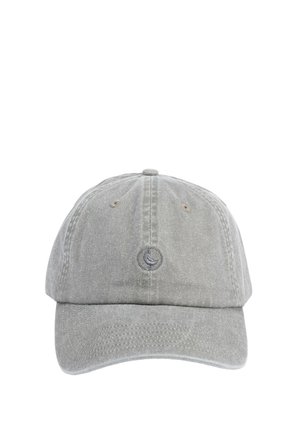 Gorra de béisbol gris claro con un pequeño logo circular bordado en el centro delantero, visera curvada y agujeros de ventilación en los paneles superiores.