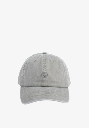 Gorra de béisbol gris claro con un pequeño logo circular bordado en el centro delantero, visera curvada y agujeros de ventilación en los paneles superiores.