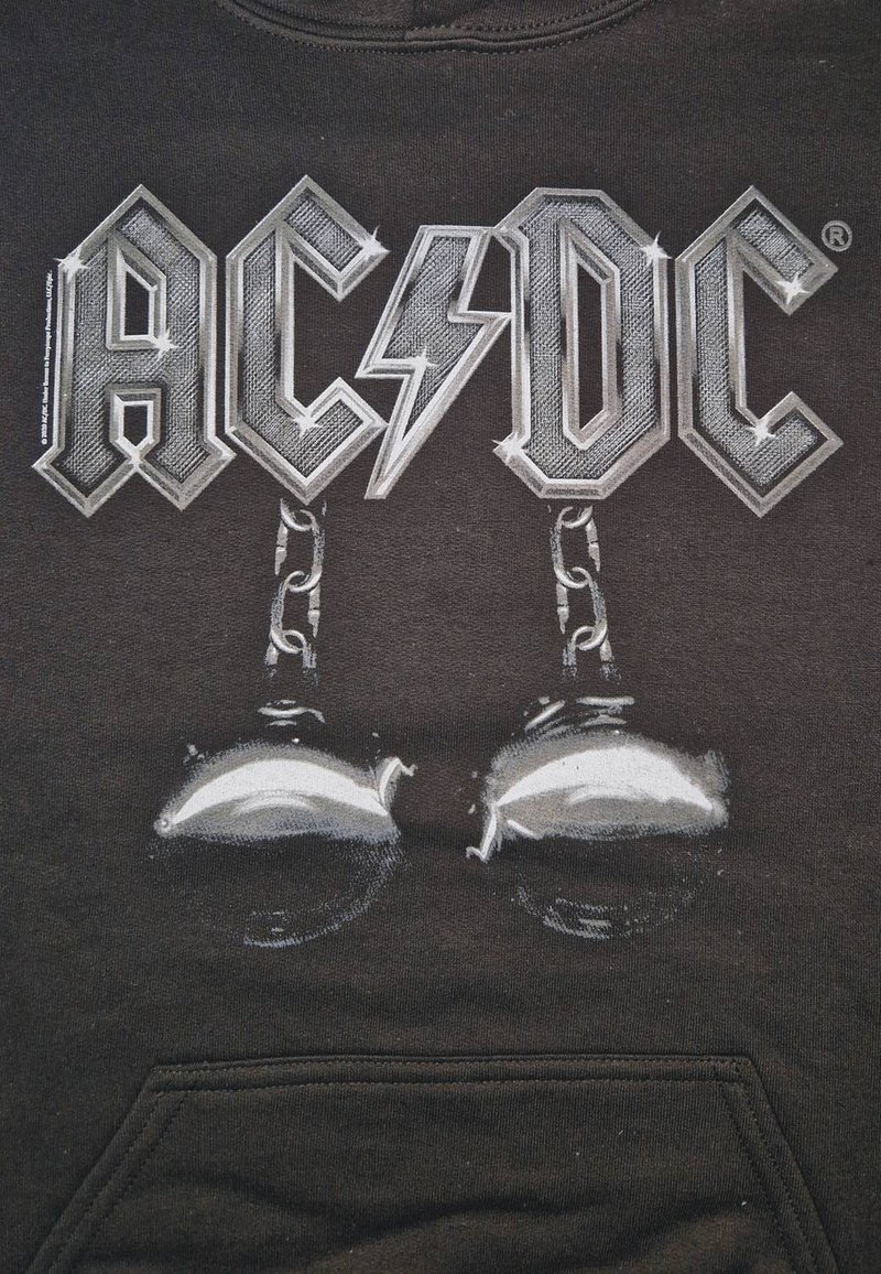 Zwarte hoodie met een "AC/DC" graphic in metallic zilver, versierd met kettingen en een belontwerp. Gemaakt van katoen en voorzien van een voorvak.