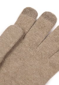 Gants en tricot marron avec une texture douce, présentant trois ouvertures pour les doigts et des accents de bout de doigts subtilement plus clairs.