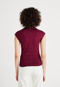Gina Tricot SOFT TOUCH FUNNEL NECK TOP - Pamata T-krekls - zinfandel