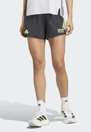 Ben iført sorte BMW Berlin Marathon shorts, hvide Adidas sokker og hvide Adidas løbesko med sorte striber.