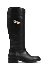 Czarny skórzany but za kolano o gładkiej fakturze, eleganckim wzornictwie, niskim obcasie typu blok oraz owiniętą taśmą z detalem metalowej klamry w kolorze złotym.