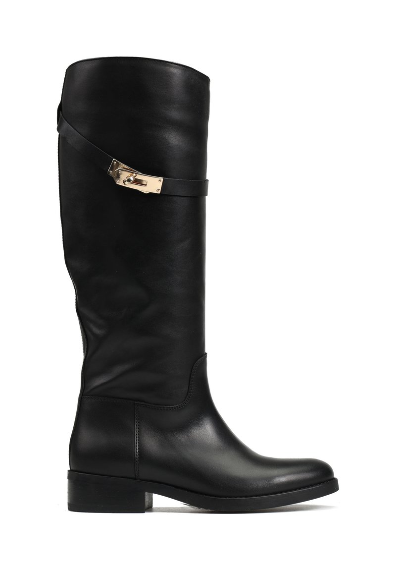 Czarny skórzany but za kolano o gładkiej fakturze, eleganckim wzornictwie, niskim obcasie typu blok oraz owiniętą taśmą z detalem metalowej klamry w kolorze złotym.