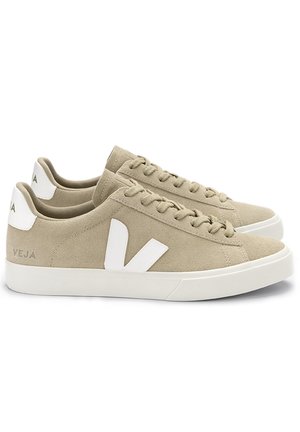 BEIGE SUEDE SNEAKERS med HVIT "V" LOGO, snørelukning, rund tå og hvid gummisål. Subtil tekstur og minimalistisk stil.