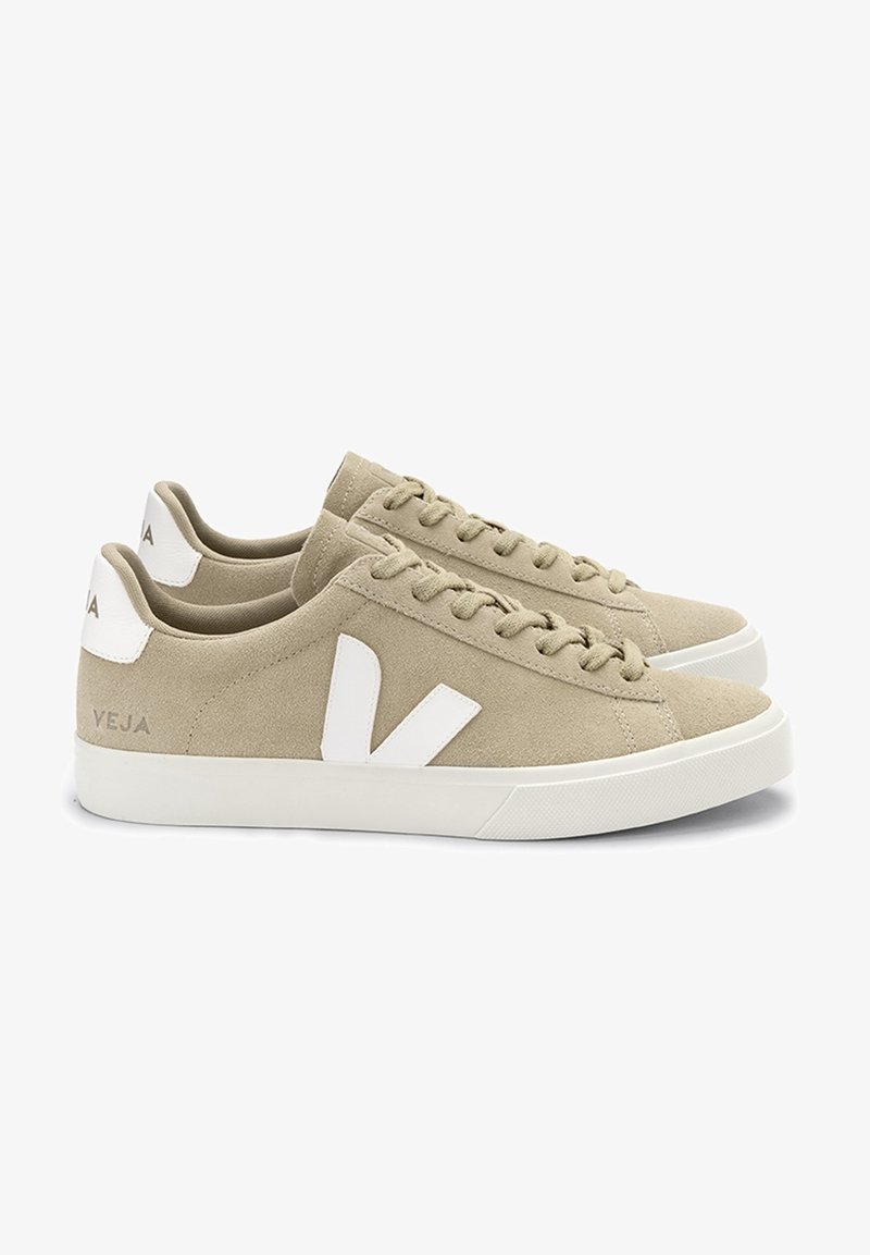 BASKETS EN SUÈDE BEIGE avec LOGO "V" BLANC, design à lacets, bout arrondi et semelle en caoutchouc blanche. Texture subtile et style minimaliste.