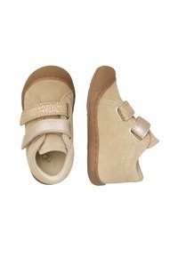 Zapatos de ante beige con dos correas ajustables de Velcro y un acento texturizado, que cuentan con una suela de goma y un diseño de punta redonda.