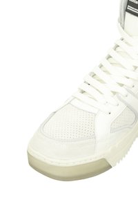 Weiße Sneaker mit einer Mischung aus glatten und perforierten Texturen, gepolstertem Kragen, flachen Schnürsenkeln und einer Gummisohle mit einem transparenten Design.