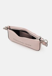 Calvin Klein Jeans SCULPTED SHOULDER POUCH MONO - Kézitáska - pale