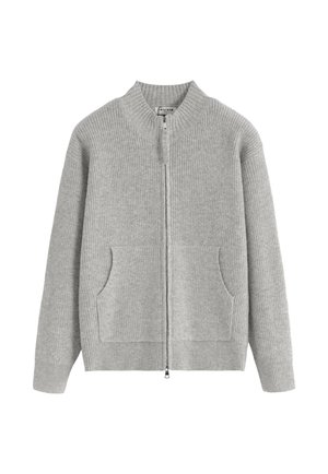Cardigan zippé en maille côtelée gris clair, manches longues, deux poches avant et col montant.