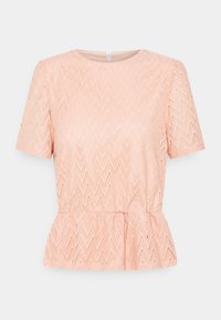 Top corto de color melocotón con mangas cortas, hecho de encaje con un patrón en zigzag, que presenta una cintura peplum y un escote redondo.