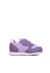 Scarpa sportiva viola realizzata in materiali scamosciati e tessili, con una chiusura a strappo, punta rotonda e dettagli rosa sul collo e sulla suola.