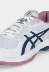 Λευκό και ροζ αθλητικό παπούτσι Asics με ναυτικό λογότυπο, επάνω μέρος από δίχτυ, μπροστινό δέσιμο με κορδόνια και λαστιχένια σόλα σχεδιασμένη για σπορ ή τρέξιμο.