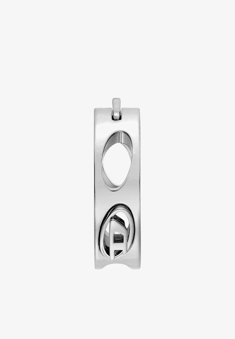 Pendentif en métal argenté avec une surface lisse et élégante, présentant des formes découpées pour un intérêt visuel et une boucle d'attache en haut.