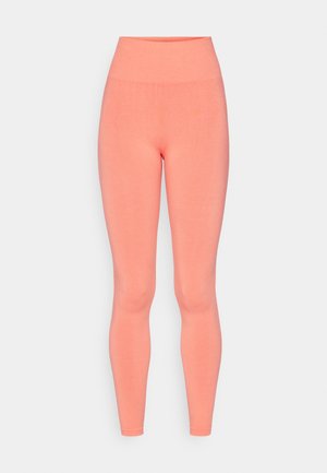 Højlivede leggings i en levende koralfarve, lavet af strækbart stof med en glat tekstur og uden synlige sømme eller mønstre.