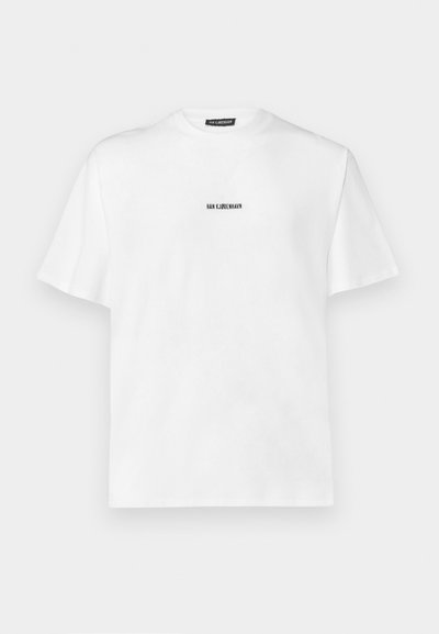 Tricou alb cu mânecă scurtă, din bumbac, având un mic logo text negru centrat pe piept. Design clasic cu guler rotund.