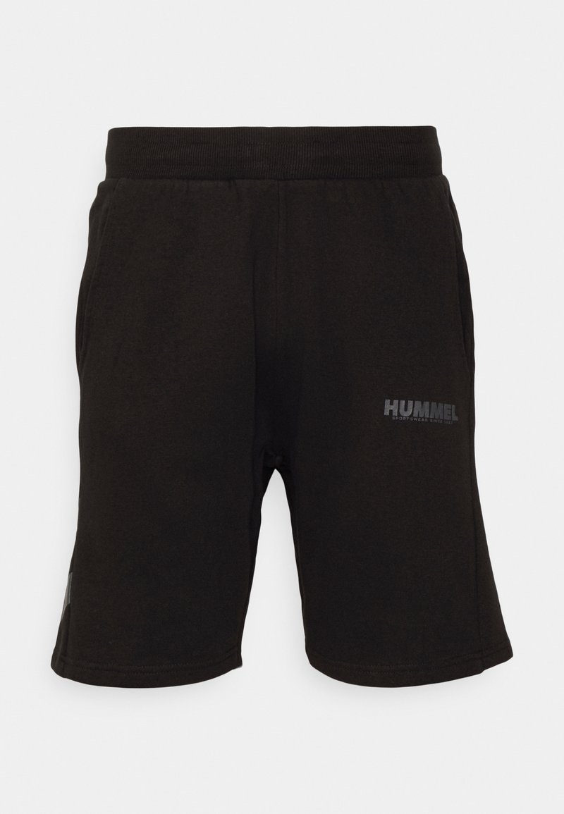 Pantalones cortos deportivos negros hechos de una tela suave. Cuentan con una cintura elástica y un pequeño logo en el muslo izquierdo. Diseño sencillo y de corte recto.