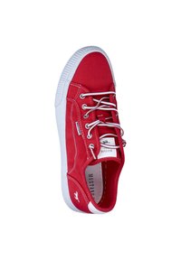 Sneaker in tela rossa con suola in gomma bianca, dotata di occhielli metallici, lacci bianchi e logo sul lato e sulla linguetta.