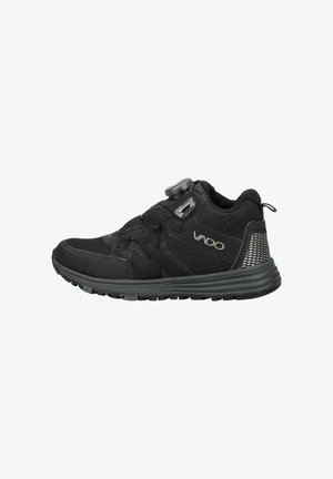 Czarny sportowy sneaker z siateczkową i syntetyczną cholewką, regulowanym zamknięciem na pokrętło, zawieszką na pięcie oraz teksturowaną, trwałą podeszwą, marki Vado.