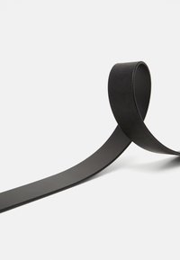 Correia de couro preto com uma textura suave, apresentando um design simples e plano com extremidades arredondadas. Flexível e em forma curvada.