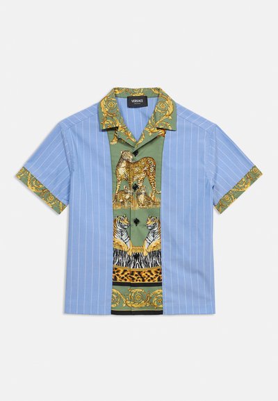 Κοντομάνικο μπλε πουκάμισο με ρίγες, γιακά, μανσέτες και κεντρικό μέρος σε πράσινο μοτίβο με εικονογραφημένους λεοπαρδάλεις και τίγρεις.