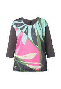 Monivärinen toppi pyöreällä kaula-aukolla, kolmivartisilla hihoilla, jossa rohkeat kasviaiheiset kuviot vaaleanpunaisena, vihreänä ja sinisenä tummalla pohjalla.