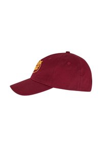 Bordeaux bomull baseball cap med buet skygge og brodert gult logo på fronten. Har ventilasjonsøyne og justerbar stropp.