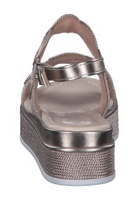 Metallische roségoldene Wedge-Sandalen mit strukturiertem Zehenriemen, verstellbarem Knöchelriemen und strukturiertem Plateau für Stabilität und Komfort.