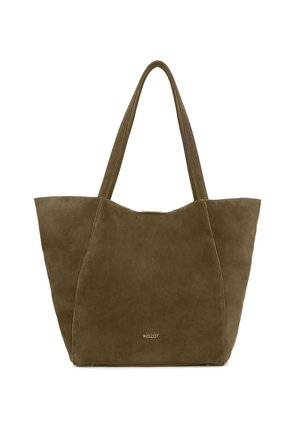 Olijfgroene suède totebag met een gestructureerde vorm, twee lange handvatten en een subtiel logo aan de onderkant. Gladde textuur met strakke lijnen.