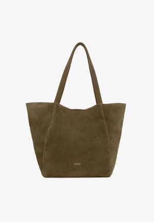 Geantă tote din suede verde măsliniu cu o formă structurată, două mânere lungi și un logo subtil în partea de jos. Textură netedă cu linii curate.